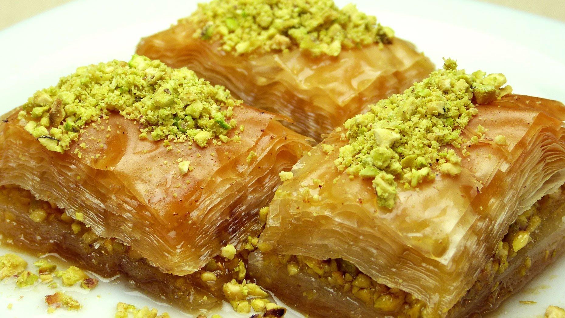 Peynirli Erişte ve Siyah Üzüm Hoşafı Peynirli Erişte ve Siyah Üzüm Hoşafı